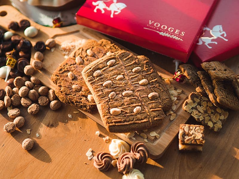 Bakkerij Vooges Dikke Speculaasbrokken met amandelsnippers- Heerlijk genieten tijdens Sinterklaasavond